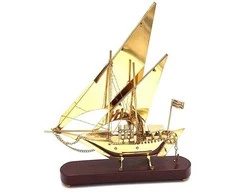 Mirtop Žalvarinis laivo modelis ant medinio pagrindo, 43 cm – jūrinė dekoracija