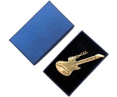 Mirtop Žalvarinis gitaros formos raktų pakabukas su karabinu dovanų dėžutėje
