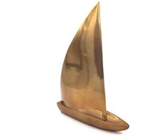 Mirtop Didelis aliuminis burlaivio modelis 47×38 cm – auksinės spalvos jūrinis dekoras