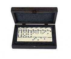 Manopoulos Prabangus domino rinkinys juodame mediniame dėkle – elegantiška dovana