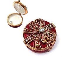 SIAM FASHION JEWELRY CO., LTD. Metalinė papuošalų dėžutė su kristalais, raudona–aukso elegantiška dovana jai