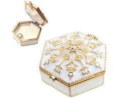 SIAM FASHION JEWELRY CO., LTD. Prabangi mini balta–aukso metalinė papuošalų dėžutė su kristalais – dovana