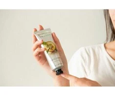 Greenland Yuzu &amp; Baltas Tea rankų kremas 75 ml