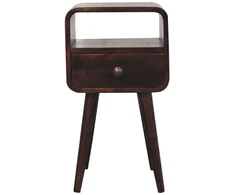 Artisan Furniture Kompaktiškas lenktas mango medienos naktinis staliukas su lentyna, Kalifornijos riešutmedžio atspalvio