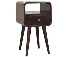 Artisan Furniture Kompaktiškas lenktas mango medienos naktinis staliukas su lentyna, Kalifornijos riešutmedžio atspalvio