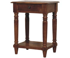 Artisan Furniture Mango medienos šoninis staliukas su tekintomis kojelėmis ir stalčiumi, kaštono atspalvio
