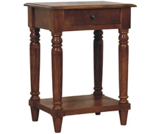 Artisan Furniture Mango medienos šoninis staliukas su tekintomis kojelėmis ir stalčiumi, kaštono atspalvio