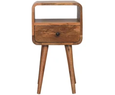 Artisan Furniture Kompaktiškas lenktas mango medienos naktinis staliukas su stalčiumi ir lentyna, ąžuolo atspalvio