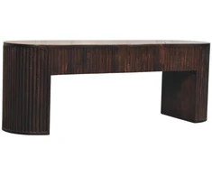 Artisan Furniture Mocha Velvet minkštasuolis su vertikalių griovelių apdaila