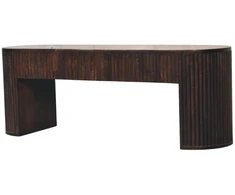 Artisan Furniture Mocha Velvet minkštasuolis su vertikalių griovelių apdaila