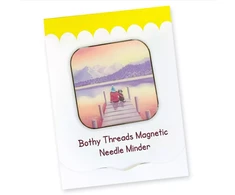 Bothy Threads Magnetinis adatos laikiklis siuvinėjimui „A Pawfect Place By The Vanduo“, 4x4 cm