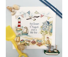 Bothy Threads Siuvinėjimo kryželiu rinkinys „My First Holiday“ su vardu ir data, 24x23 cm