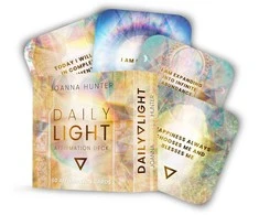 Muse Oracle Press Fair Winds Žaidimų Kortų Rinkinys - Affirmation Deck - Daily Light 60 Kortų 11.5 x 11.5 x 3.5 cm 335 g