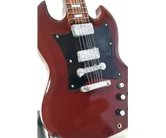 Indominiguitars Kolekcinė mini gitarėlė AC/DC Angus Young stiliaus, mahagonas, stovas