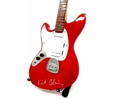 Indominiguitars Mini gitara – Kurt Cobain Nirvana, rankų darbo, mahagonas, 1:4, kolekcinė
