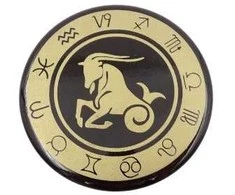 Hobilt Ožiaragio zodiako magnetas šaldytuvui – emaliuotas, auksinis juodas
