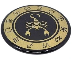 Hobilt Skorpiono zodiako šaldytuvo magnetukas – stilingas emaliuotas, auksinis-juodas