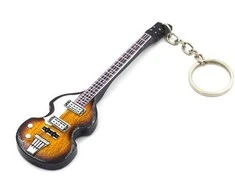 Indominiguitars Bosinės gitaros raktų pakabukas iš mahagono – McCartney, The Beatles