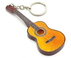 Indominiguitars Medinis klasikinės gitaros raktų pakabukas – raudonmedis, dovana gitaristui