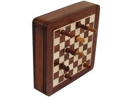 Italfama MAŽI magnetiniai mediniai šachmatai su medžio masyvo lenta. 13,5x13,5cm., karalius: 1,8cm.