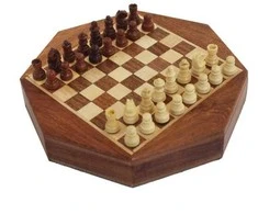 Italfama MAŽI magnetiniai mediniai šachmatai su išskirtinės formos rankų darbo lenta. Diametras 16cm., karalius: 1,8cm.