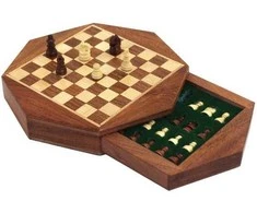 Italfama MAŽI magnetiniai mediniai šachmatai su išskirtinės formos rankų darbo lenta. Diametras 16cm., karalius: 1,8cm.