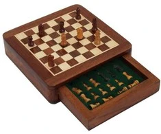 Italfama MAŽI magnetiniai mediniai šachmatai su medžio masyvo lenta. 13,5x13,5cm., karalius: 1,8cm.