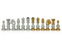 Italfama Prancūziško stiliaus žalvarinės ir dekoruotos medienos šachmatų figūros. Aukštis: 7,5cm., diametras: 2,6cm.