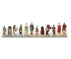 Italfama Šachmatų figūros GRAIKAI prieš ROMĖNUS. Aukštis: 8cm., diametras: 2,6cm.