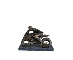 Italfama Statulėlė vaizduojanti posūkis su motociklu. Išmatavimai: 25x10x16cm.