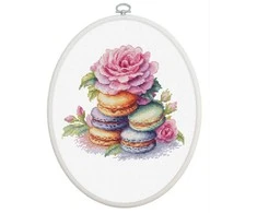 luca S Skaičiuojamas kryželiu siuvinėjimo rinkinys su lankeliu „French Macaron“ 16x15cm SBC226