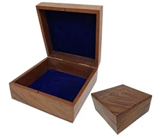 Mirtop Elegantiška medinė dovanų dėžutė su tamsiai mėlynu įdėklu, 14 x 14 x 6,5 cm