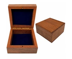 Mirtop Maža medinė dovanų dėžutė su tamsiai mėlynu įdėklu, 8 x 8 x 4 cm