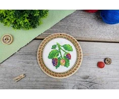 MP Studia Kryželių rinkinys ant medinio pagrindo „Vasarinės gervuogės“ 10×10 cm