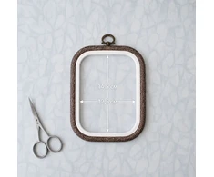 Nurge Flexi Hoop kvadratinis siuvinėjimo lankelis 12,5×14,5 cm tamsiai rudas