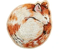 Panna Klart Žavingas siuvinėjimo kryželiu rinkinys sagės „Mieganti katė“, 4,5×4,5 cm