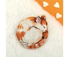 Panna Klart Žavingas siuvinėjimo kryželiu rinkinys sagės „Mieganti katė“, 4,5×4,5 cm