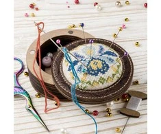 Siuvinėjimo adatinės rinkinys „Vilkdalgiai“ – Wonderland Crafts