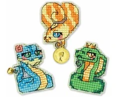 Riolis Kryželiu siuvinėjimo rinkinys ant plastikinės drobės su magnetais (3 vnt. rinkinys) „Snakelets“ 5x6,4x6,5x6 SR2219AC