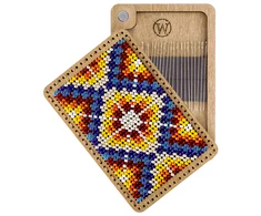 Wonderland Crafts Karoliukų siuvinėjimo rinkinys adatinės dėžutei 6×9 cm, 7 spalvos, 975 vnt.