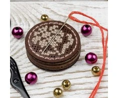 Wonderland Crafts Magnetinis adatų laikiklis – siuvinėjimo kryželiu rinkinys, 3,5 cm