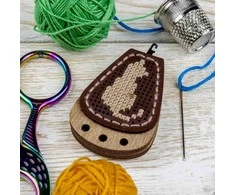Wonderland Crafts Siuvinėjimo kryželiu rinkinys – Adatos įvėrėjas, 3×4,5 cm