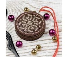 Wonderland Crafts Siuvinėjimo kryželiu rinkinys: magnetinis adatų laikiklis, 3.5 cm