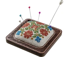 Wonderland Crafts Siuvinėjimo kryželiu rinkinys adatinei, 8,5×8,5 cm