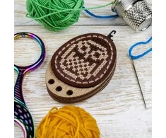 Wonderland Crafts Siuvinėjimo kryželiu rinkinys adatų įvėrėjui, dirbtinė oda, 3×4,5 cm