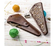 Wonderland Crafts Žirklių dėklo siuvinėjimo kryželiu rinkinys, dirbtinė oda, 10–13 cm