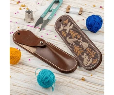 Wonderland Crafts Žirklių dėklo siuvinėjimo rinkinys iš dirbtinės odos, 10–11 cm
