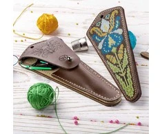 Wonderland Crafts Žirklių dėklo siuvinėjimo rinkinys „Irisai“, dirbtinė oda 10–13 cm