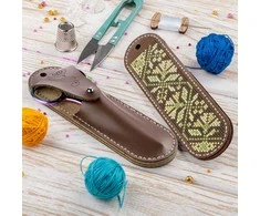 Žirklių dėklo siuvinėjimo rinkinys „Pienės“, dirbtinė oda – Wonderland Crafts