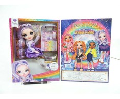 MGA „Rainbow High“ – žėrinčios ir spindinčios mados lėlės – Viola (427827)
